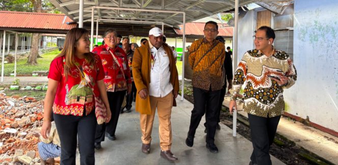 
					Bupati Jayawijaya, Atenius Murip mendampingi Tim Kementerian Kesehatan Republik Indonesia melakukan kunjungan kerja strategis ke RSUD Wamena pada Sabtu, 27 Juni 2026. Foto: Kominfo Pemkab Jayawijaya.