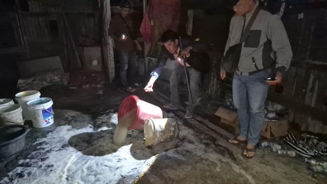 
					Barang bukti Sopi- miras lokal yang ditemukan di Merauke. Foto: Tribratanewspoldapapua