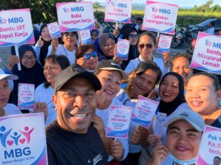 Alumni SPPI Batch 3 Papua Tengah gelar pemeriksaan kesehatan gratis bagi relawan dapur MBG dan juga senam pagi bersama serta aksi bersih-bersih Pantai Nabire. (Foto IST) 