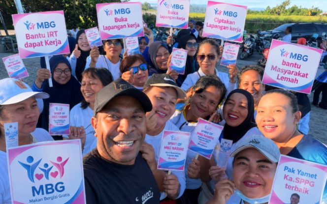 
					Alumni SPPI Batch 3 Papua Tengah gelar pemeriksaan kesehatan gratis bagi relawan dapur MBG dan juga senam pagi bersama serta aksi bersih-bersih Pantai Nabire. (Foto IST) 