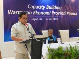 Kepala Perwakilan Bank Indonesia Papua Warsono saat membuka kegiatan Capacity Building Wartawan Ekonomi Provinsi Papua di Hotel Suni Sentani, Jumat siang, 3 Juli 2026. (Foto dok: BI  Papua)