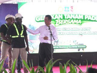 Melalui dukungan terhadap Gerakan Tanam Padi Serentak yang dipimpin Menteri Pertanian RI Andi Amran Sulaiman di Desa Waninggap Kai, Distrik Semangga, Kabupaten Merauke, Sabtu, 4 Juli 2026.