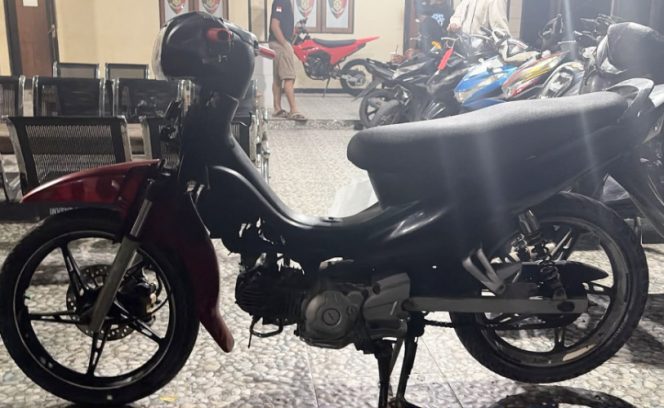 
					Barang bukti tindak pidana curanmor di Nabire, berupa satu unit sepeda motor Yamaha Jupiter Z warna merah hitam. (Foto dok: Polres Nabire)