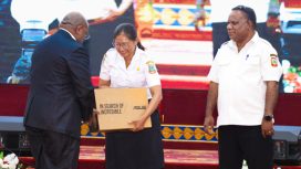 Penghargaan atas prestasi yang diraih Dinkes Papua Tengah dan Bapperida Papua Tengah diserahkan langsung Gubernur Papua Tengah Meki Nawipa saat acara Launching SP2D Online di Ballroom Kantor Gubernur Papua Tengah, Nabire, Rabu, 1 Juli 2026. (KabarPapua.co/Agies Pranoto)