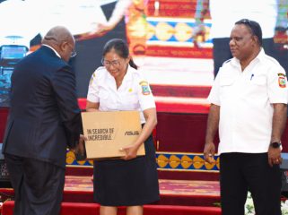 Penghargaan atas prestasi yang diraih Dinkes Papua Tengah dan Bapperida Papua Tengah diserahkan langsung Gubernur Papua Tengah Meki Nawipa saat acara Launching SP2D Online di Ballroom Kantor Gubernur Papua Tengah, Nabire, Rabu, 1 Juli 2026. (KabarPapua.co/Agies Pranoto)