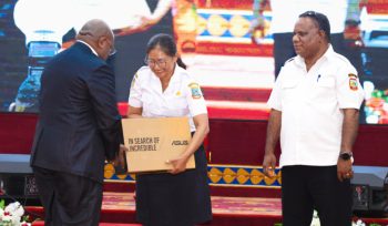 Penghargaan atas prestasi yang diraih Dinkes Papua Tengah dan Bapperida Papua Tengah diserahkan langsung Gubernur Papua Tengah Meki Nawipa saat acara Launching SP2D Online di Ballroom Kantor Gubernur Papua Tengah, Nabire, Rabu, 1 Juli 2026. (KabarPapua.co/Agies Pranoto)