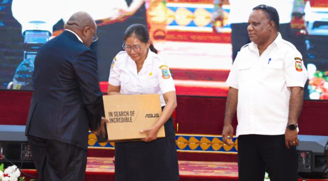 Penghargaan atas prestasi yang diraih Dinkes Papua Tengah dan Bapperida Papua Tengah diserahkan langsung Gubernur Papua Tengah Meki Nawipa saat acara Launching SP2D Online di Ballroom Kantor Gubernur Papua Tengah, Nabire, Rabu, 1 Juli 2026. (KabarPapua.co/Agies Pranoto)