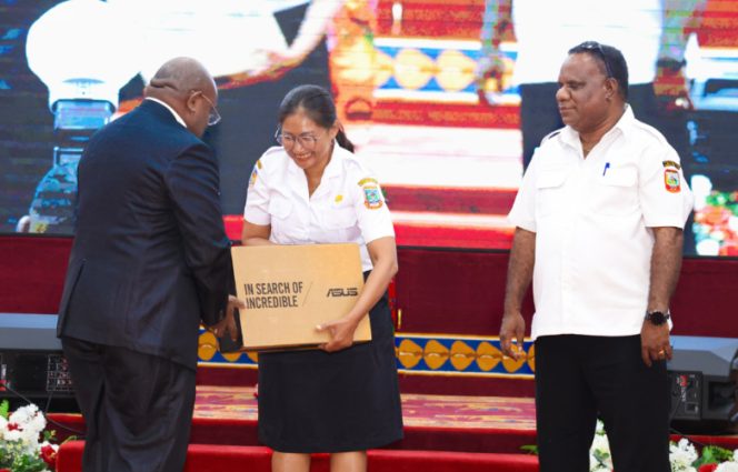 
					Penghargaan atas prestasi yang diraih Dinkes Papua Tengah dan Bapperida Papua Tengah diserahkan langsung Gubernur Papua Tengah Meki Nawipa saat acara Launching SP2D Online di Ballroom Kantor Gubernur Papua Tengah, Nabire, Rabu, 1 Juli 2026. (KabarPapua.co/Agies Pranoto)