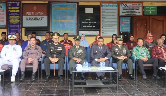 
					Upacara peringatan HUT Ke-80 Bhayangkara di Kepulauajn Yapen dihadiri Bupati Kepulauan Yapen Benyamin Arisoy dan sejumlah forkpimda Kepulauan Yapen. (Foto dok: Humas Polres Kepulauan Yapen) 