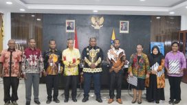 Bupati Jayawijaya Atenius Murip berfoto bersama para pejabat di lingkup Pemkab Jayawijaya yang mendapat SK Pelaksana Tugas (Plt). (Foto dok: Media Pemda Jayawijaya)