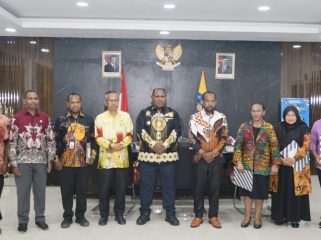 Bupati Jayawijaya Atenius Murip berfoto bersama para pejabat di lingkup Pemkab Jayawijaya yang mendapat SK Pelaksana Tugas (Plt). (Foto dok: Media Pemda Jayawijaya)