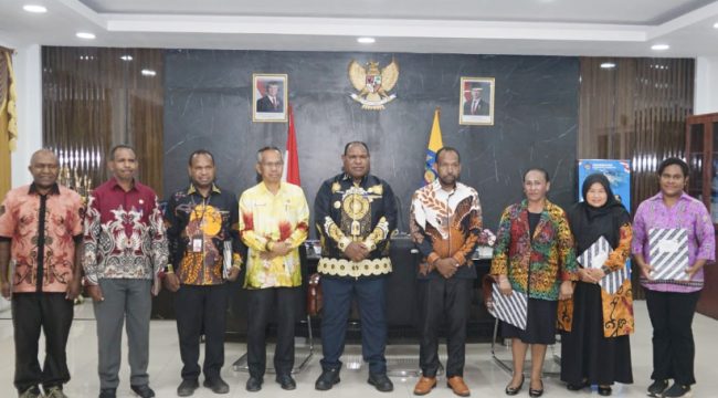 Bupati Jayawijaya Atenius Murip berfoto bersama para pejabat di lingkup Pemkab Jayawijaya yang mendapat SK Pelaksana Tugas (Plt). (Foto dok: Media Pemda Jayawijaya)
