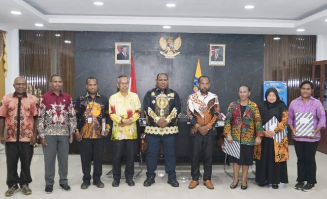
					Bupati Jayawijaya Atenius Murip berfoto bersama para pejabat di lingkup Pemkab Jayawijaya yang mendapat SK Pelaksana Tugas (Plt). (Foto dok: Media Pemda Jayawijaya)