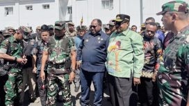 Pangdam XVII Cenderawasih, Mayjen TNI Febriel Buyung Sikumbang bersama Gubernur Papua Pegunungan John Tabo dan Bupati Jayawijaya Atenius Murip. (Foto dok: Kominfo Jayawijaya)