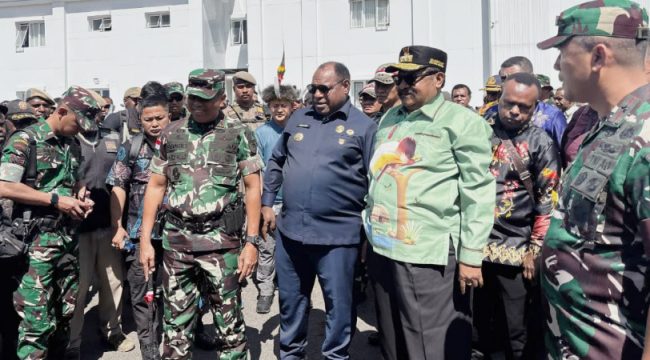 Pangdam XVII Cenderawasih, Mayjen TNI Febriel Buyung Sikumbang bersama Gubernur Papua Pegunungan John Tabo dan Bupati Jayawijaya Atenius Murip. (Foto dok: Kominfo Jayawijaya)