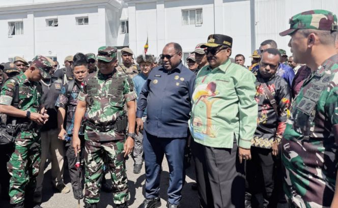 
					Pangdam XVII Cenderawasih, Mayjen TNI Febriel Buyung Sikumbang bersama Gubernur Papua Pegunungan John Tabo dan Bupati Jayawijaya Atenius Murip. (Foto dok: Kominfo Jayawijaya)