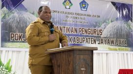 Bupati Jayawijaya Atenius Murip saat membacakan sambuntannya di pelantikan Pengurus Pokja Bunda PAUD Kabupaten Jayawijaya Periode 2025–2030. (KabarPapua.co/Agris Wistrijaya)