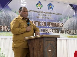 Bupati Jayawijaya Atenius Murip saat membacakan sambuntannya di pelantikan Pengurus Pokja Bunda PAUD Kabupaten Jayawijaya Periode 2025–2030. (KabarPapua.co/Agris Wistrijaya)