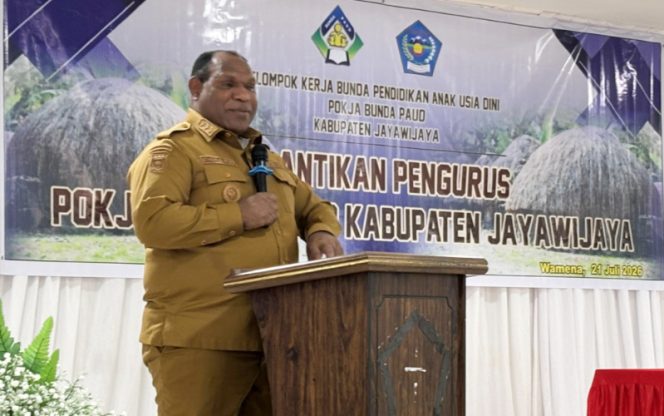 
					Bupati Jayawijaya Atenius Murip saat membacakan sambuntannya di pelantikan Pengurus Pokja Bunda PAUD Kabupaten Jayawijaya Periode 2025–2030. (KabarPapua.co/Agris Wistrijaya)