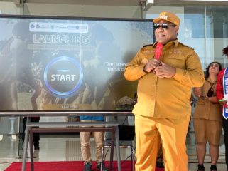 Bupati Jayawijaya Atenius Murip saat meresmikan sistem administrasi pelaksanaan dan layanan pembelian tiket secara daring (online) untuk Festival Budaya Lembah Baliem (FBLB) Ke-34 Tahun 2026. (Foto dok: Kominfo Jayawijaya)
