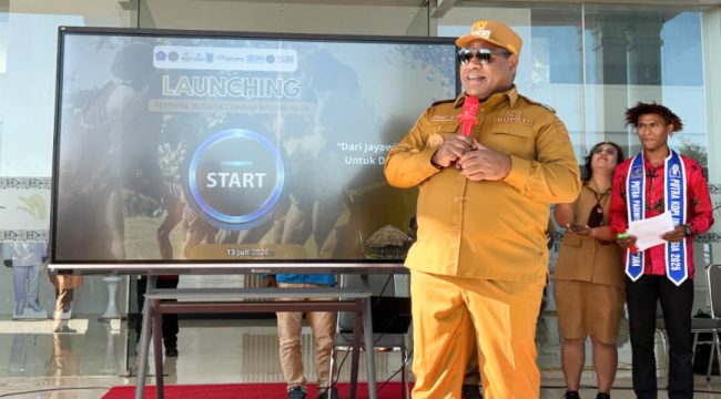 Bupati Jayawijaya Atenius Murip saat meresmikan sistem administrasi pelaksanaan dan layanan pembelian tiket secara daring (online) untuk Festival Budaya Lembah Baliem (FBLB) Ke-34 Tahun 2026. (Foto dok: Kominfo Jayawijaya)
