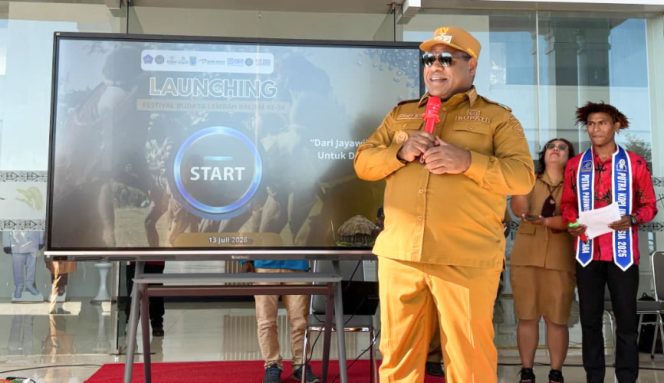 
					Bupati Jayawijaya Atenius Murip saat meresmikan sistem administrasi pelaksanaan dan layanan pembelian tiket secara daring (online) untuk Festival Budaya Lembah Baliem (FBLB) Ke-34 Tahun 2026. (Foto dok: Kominfo Jayawijaya)
