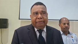 Bupati Kepulauan Yapen, Benyamin Arisoy saat diwawancara terkait rencana pelantikan Sekda Kabupaten Kepulauan Yapen. (Foto dok: IST)