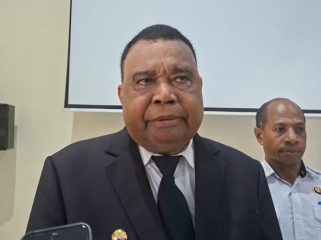 Bupati Kepulauan Yapen, Benyamin Arisoy saat diwawancara terkait rencana pelantikan Sekda Kabupaten Kepulauan Yapen. (Foto dok: IST)