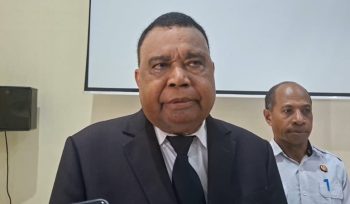 Bupati Kepulauan Yapen, Benyamin Arisoy saat diwawancara terkait rencana pelantikan Sekda Kabupaten Kepulauan Yapen. (Foto dok: IST)