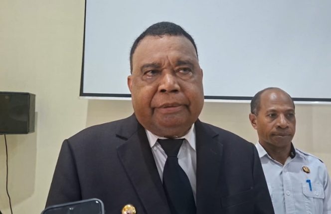 
					Bupati Kepulauan Yapen, Benyamin Arisoy saat diwawancara terkait rencana pelantikan Sekda Kabupaten Kepulauan Yapen. (Foto dok: IST)