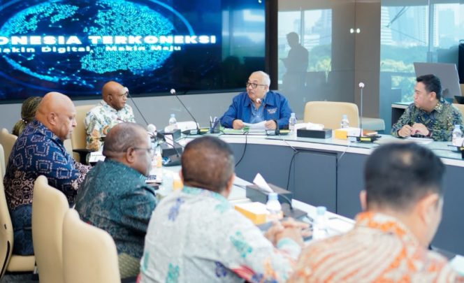 
					Bupati Elvis Tabuni bersama jajaran OPD dan legislatif melakukan audiensi dengan Staf Khusus Kemkomdigi Bidang Komunikasi dan Politik, Arnanto Nurprabowo, di Jakarta. (Foto dok: Diskominfo Puncak)