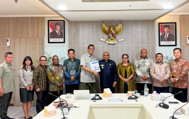 
					Foto bersama Bupati Puncak Elvis Tabuni bersama jajaran Pemkab Puncak usai audiensi dengan Kementerian Pertanian di Jakarta Selatan, Senin, 20 Juli 2026. (Foto dok: Diskominfo Puncak)