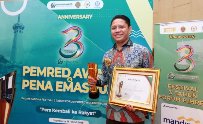 
					CEO  PT Munja Utama Indonesia, Robertus B. Berot menerima penghargaan Pemred Award dan Pena Emas 2026  atas dedikasi dan kepemimpinannya yang berhasil membawa perusahaan berinovasi dan memperluas pangsa pasar, baik domestik maupun ekspor. (Foto dok:IST)