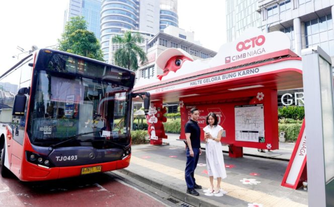
					Warga menunggu kedatangan bus di Halte Gelora Bung Karno (GBK) yang tampil dengan konsep visual Ada OCTO di depan Graha CIMB Niaga, Jakarta. (Foto dok: CIMB Niaga)