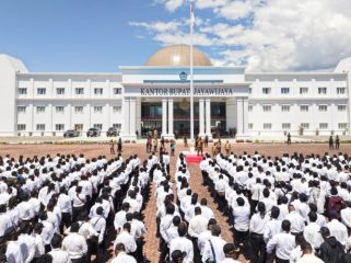 Bupati Jayawijaya Atenius Murip saat pimpin apel bagi CPNS Formasi Tahun 2024 di halaman Kantor Bupati Jayawijaya. (Foto dok: Media Pemda Jayawijaya)
