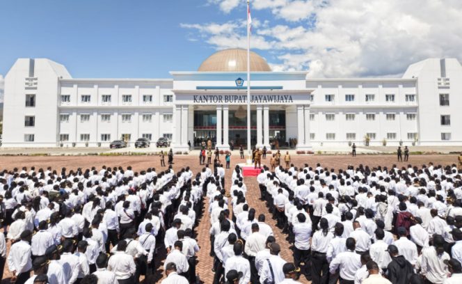 
					Bupati Jayawijaya Atenius Murip saat pimpin apel bagi CPNS Formasi Tahun 2024 di halaman Kantor Bupati Jayawijaya. (Foto dok: Media Pemda Jayawijaya)
