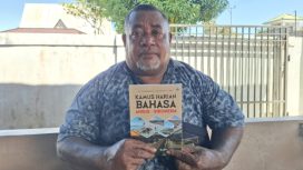 Elisa Benediktus Ayorbaba saat memperlihatkan Kamus Harian Bahasa Ansus-Indonesia. (KabarPapua.co/Ainun Faathirjal)