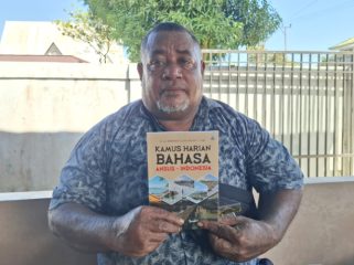Elisa Benediktus Ayorbaba saat memperlihatkan Kamus Harian Bahasa Ansus-Indonesia. (KabarPapua.co/Ainun Faathirjal)