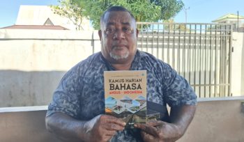 Elisa Benediktus Ayorbaba saat memperlihatkan Kamus Harian Bahasa Ansus-Indonesia. (KabarPapua.co/Ainun Faathirjal)