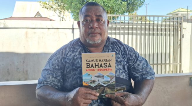 Elisa Benediktus Ayorbaba saat memperlihatkan Kamus Harian Bahasa Ansus-Indonesia. (KabarPapua.co/Ainun Faathirjal)