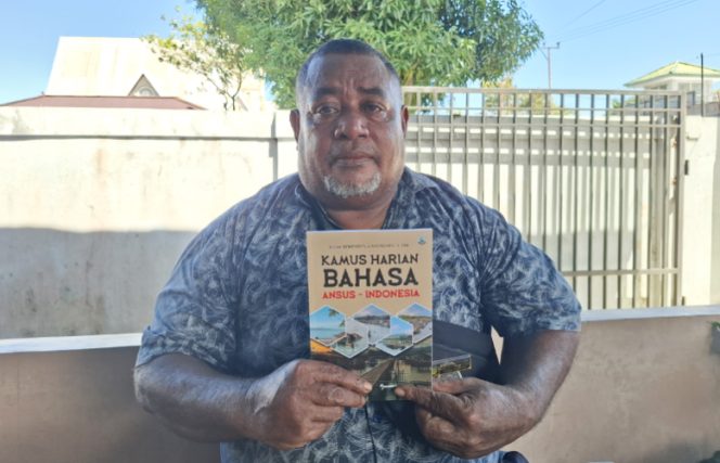 
					Elisa Benediktus Ayorbaba saat memperlihatkan Kamus Harian Bahasa Ansus-Indonesia. (KabarPapua.co/Ainun Faathirjal)