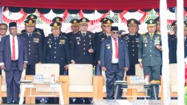 Gubernur Papua Tengah Meki Frits Nawipa menghadiri puncak peringatan  HUT Ke-80 Bhayangkara. (KabarPapua.co/Agies Pranoto)
