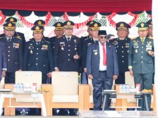 Gubernur Papua Tengah Meki Frits Nawipa menghadiri puncak peringatan  HUT Ke-80 Bhayangkara. (KabarPapua.co/Agies Pranoto)
