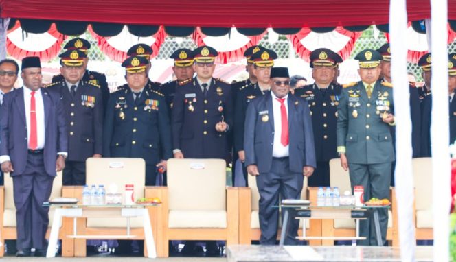
					Gubernur Papua Tengah Meki Frits Nawipa menghadiri puncak peringatan  HUT Ke-80 Bhayangkara. (KabarPapua.co/Agies Pranoto)
