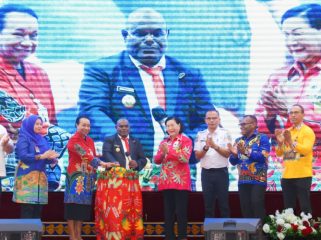 Saat Gubernur Papua Tengah Meki Frits Nawipa resmi meluncurkan SP2D Online dan KKPD. (KabarPapua.co/Agies Pranoto) 