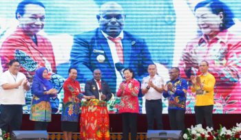 Saat Gubernur Papua Tengah Meki Frits Nawipa resmi meluncurkan SP2D Online dan KKPD. (KabarPapua.co/Agies Pranoto) 