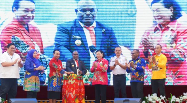 Saat Gubernur Papua Tengah Meki Frits Nawipa resmi meluncurkan SP2D Online dan KKPD. (KabarPapua.co/Agies Pranoto) 