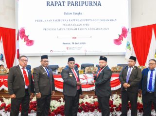 Saat Gubernur Papua Tengah serahkan LKPJ pelaksanaan APBD TA 2025 ke DPRP Papua Tengah. (Foto dok: papuatengahprov.go.id) 
