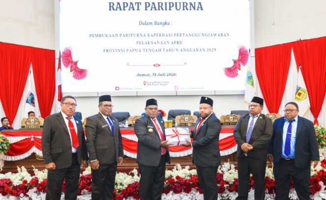 
					Saat Gubernur Papua Tengah serahkan LKPJ pelaksanaan APBD TA 2025 ke DPRP Papua Tengah. (Foto dok: papuatengahprov.go.id) 
