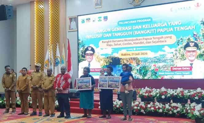 
					Gubernur Papua Tengah Meki Nawipa secara simbolis serahkan bantuan Program BANGKIT Papua Tengah. (KabarPapua.co/Agies Pranoto)